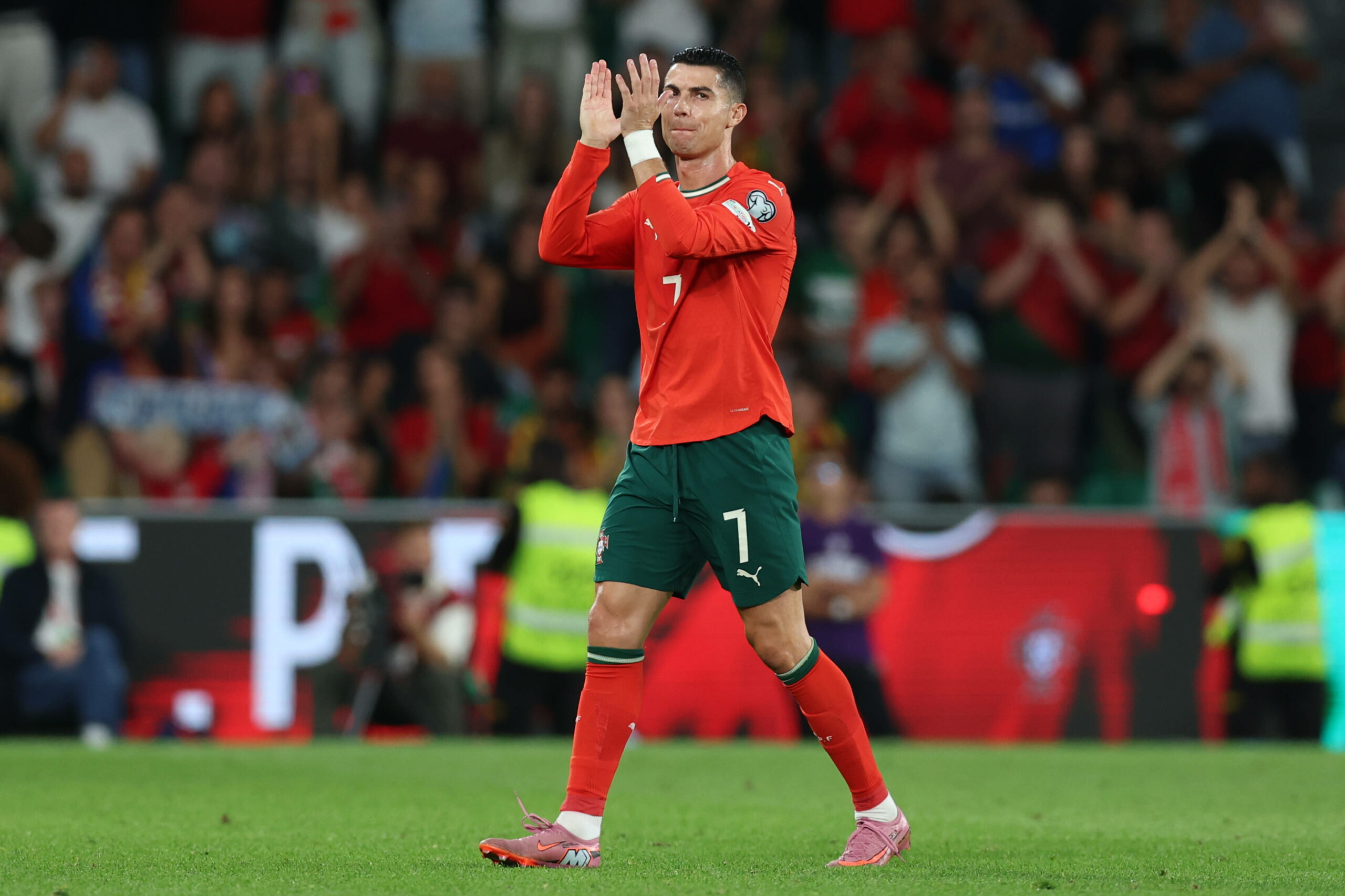 Cristiano Ronaldo applaudiert den portugiesischen Fans bei seiner Auswechslung bei einem Spiel der portugiesischen Nationalmannschaft
