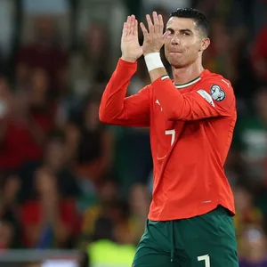 Cristiano Ronaldo applaudiert den portugiesischen Fans bei seiner Auswechslung bei einem Spiel der portugiesischen Nationalmannschaft