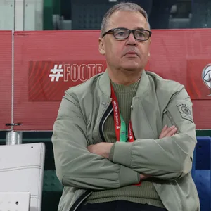 DFB-Geschäftsführer Andreas Rettig mit verschränkten Armen beim Spiel des DFB-Teams in Nordirland