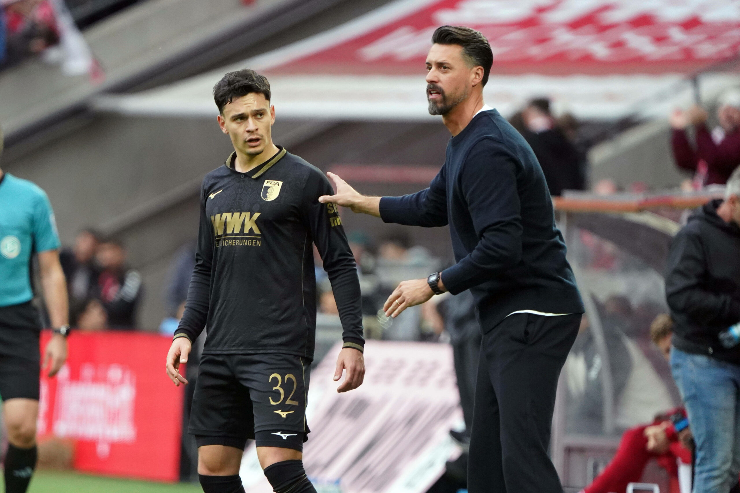 Fabian Rieder mit Sandro Wagner an der Seitenlinie