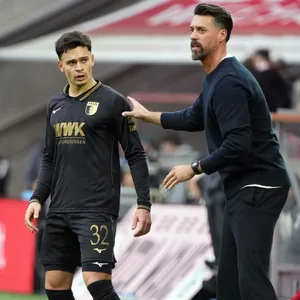 Fabian Rieder mit Sandro Wagner an der Seitenlinie