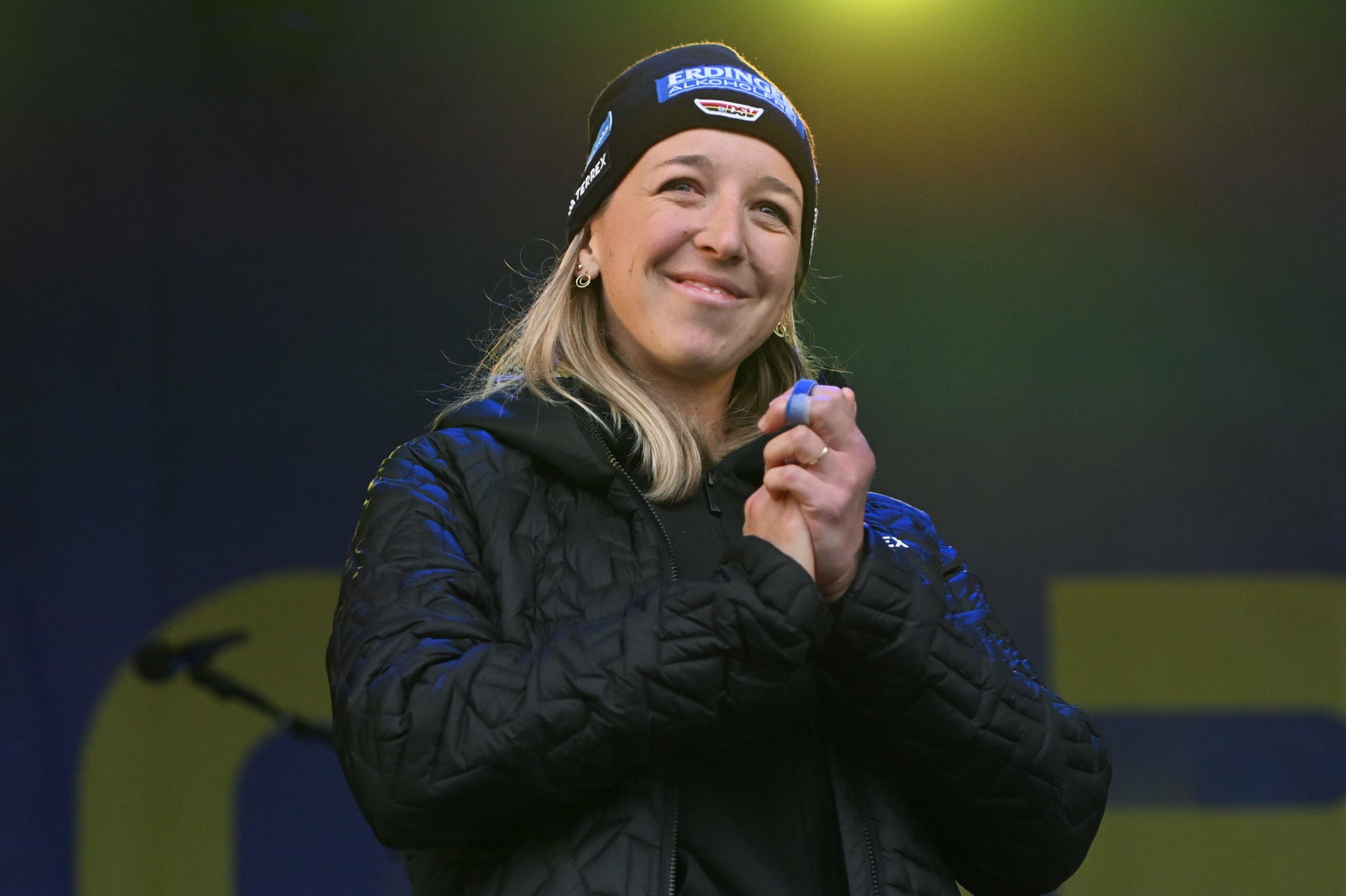 Franziska Preuß klatscht sich in die Hände.