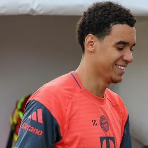 Ein lachender Jamal Musiala, Trainingsshirt des FC Bayern München
