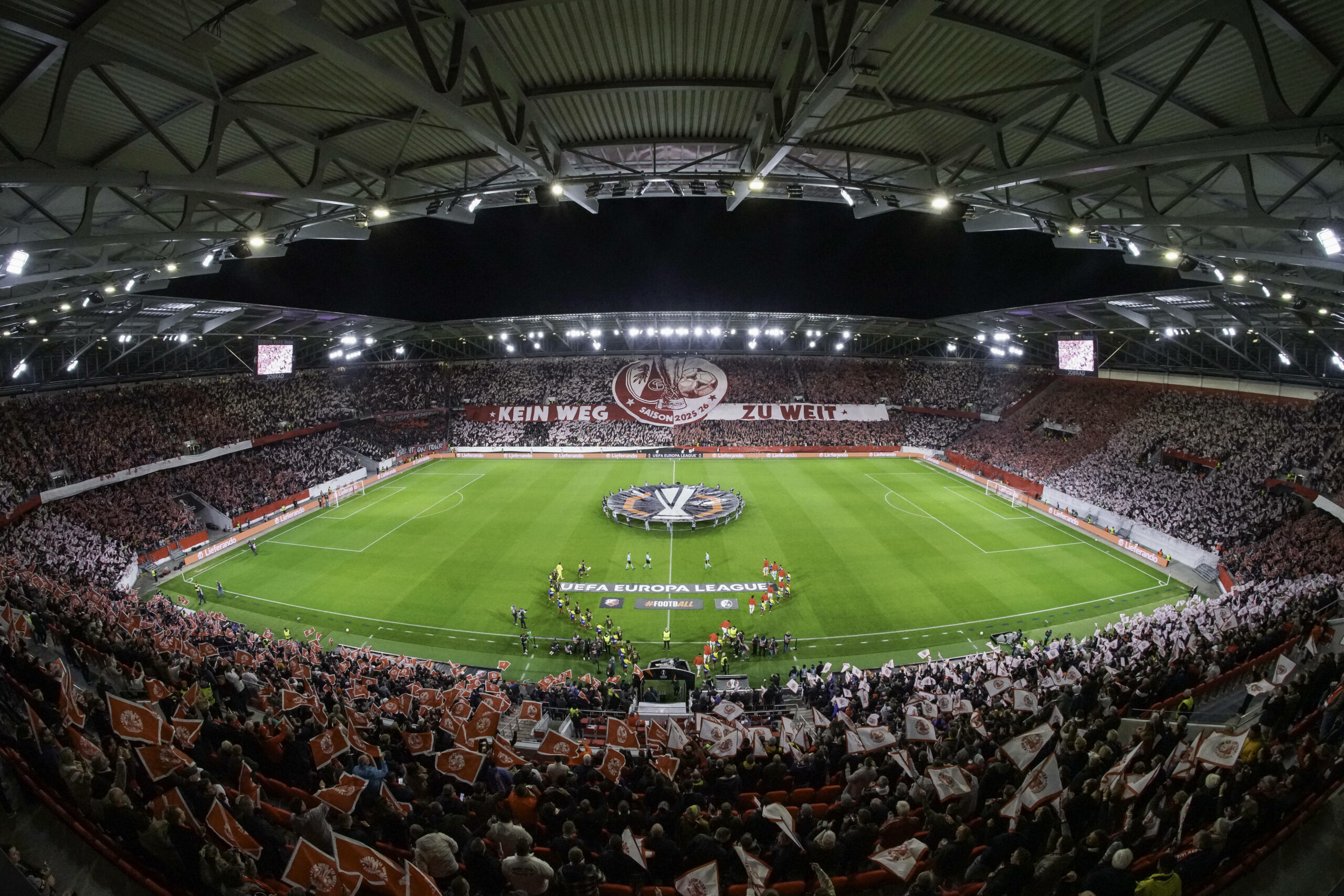 Die Fans des SC Freiburg präsentieren eine beeindruckende Choreographie beim Europa League-Spiel gegen den FC Utrecht