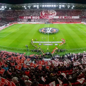 Die Fans des SC Freiburg präsentieren eine beeindruckende Choreographie beim Europa League-Spiel gegen den FC Utrecht
