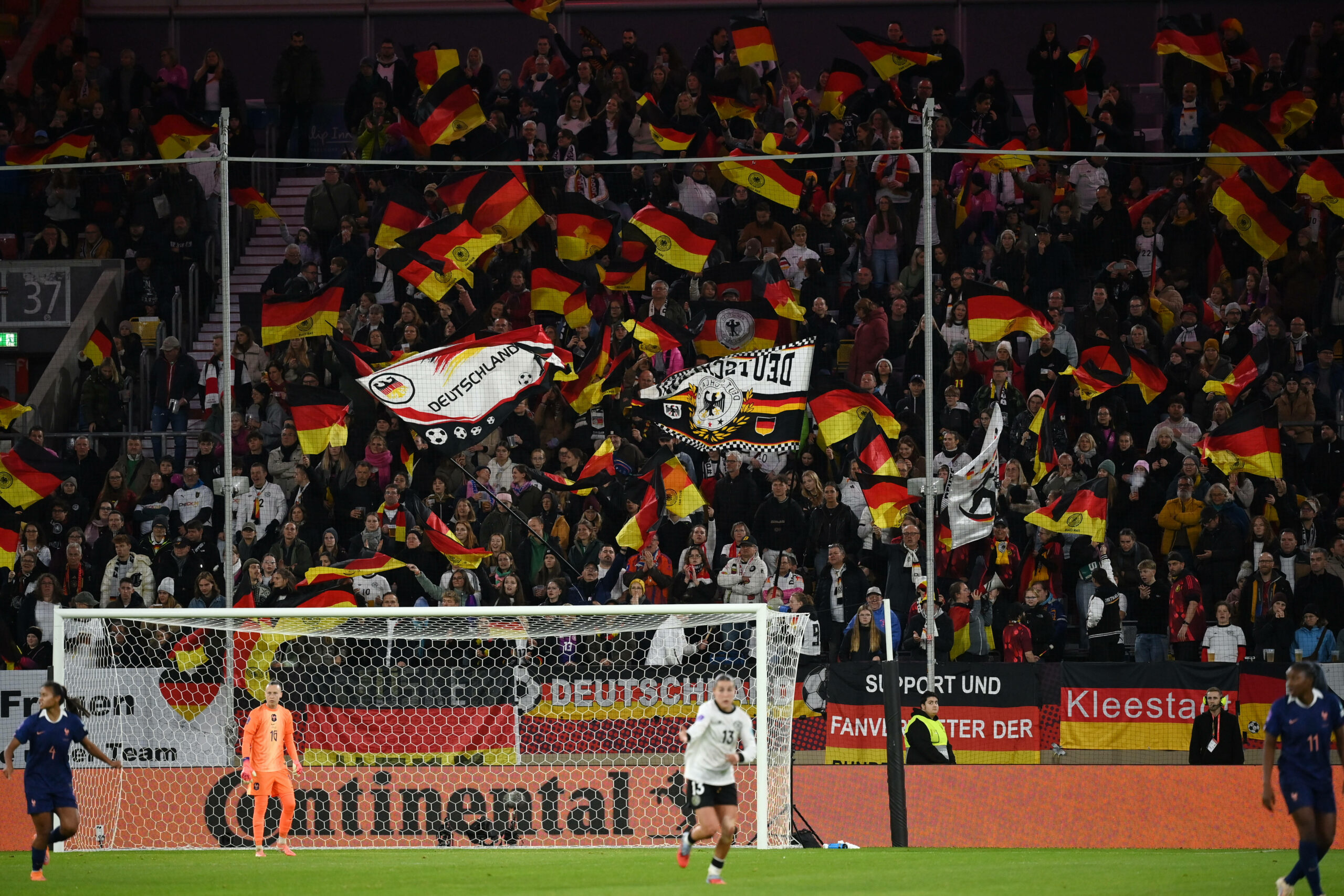 DFB-Nationalspielerinn Carlotta Wamser fordert den Ball, im Hintergrund sorgen die deutschen Fans für Stimmung