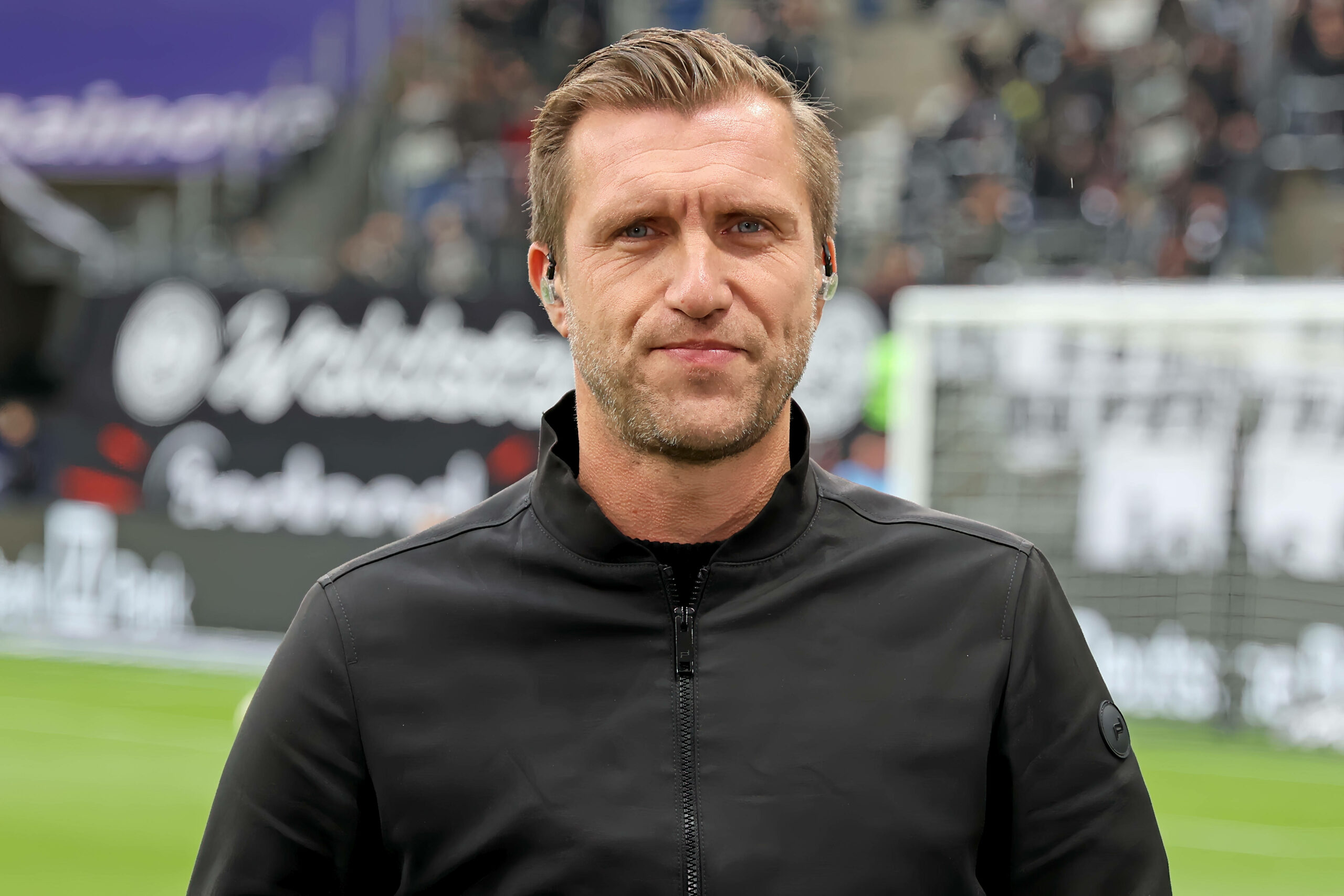 Markus Krösche lächelt.