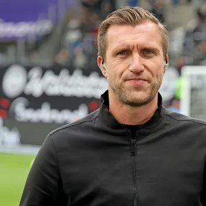 Markus Krösche lächelt.