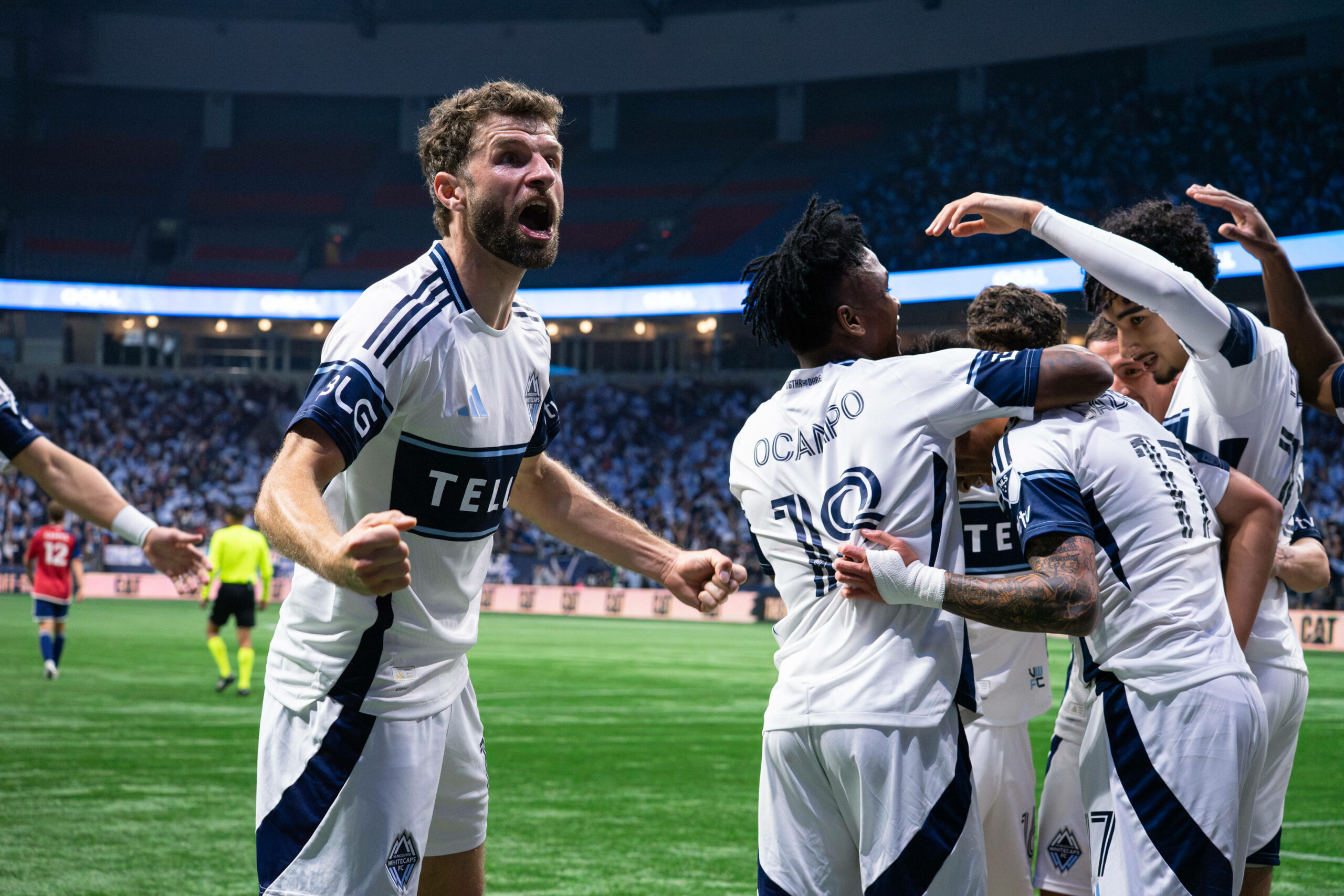 Thomas Müller (l., Vancouver Whitecaps) jubelt zu den Fans, seine Teamkollegen jubeln ebenfalls im Hintergrund