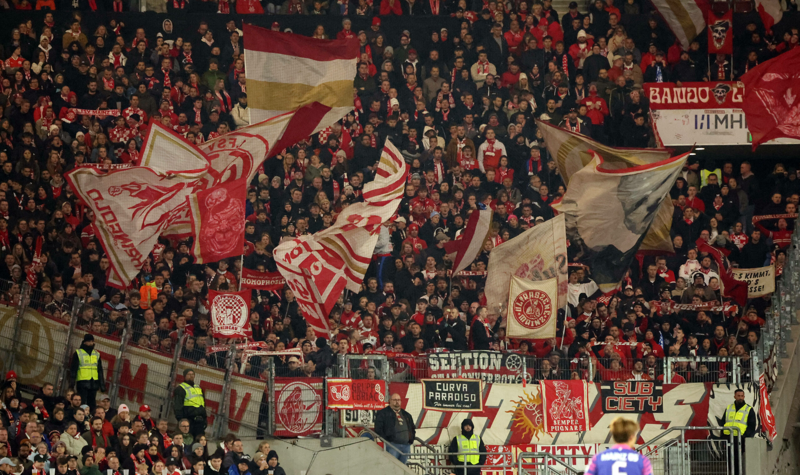 Fans von Mainz 05 im Gästeblock in Stuttgart