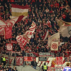 Fans von Mainz 05 im Gästeblock in Stuttgart