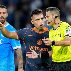 Lautaro Martinez diskutiert mit Maurizio Mariani