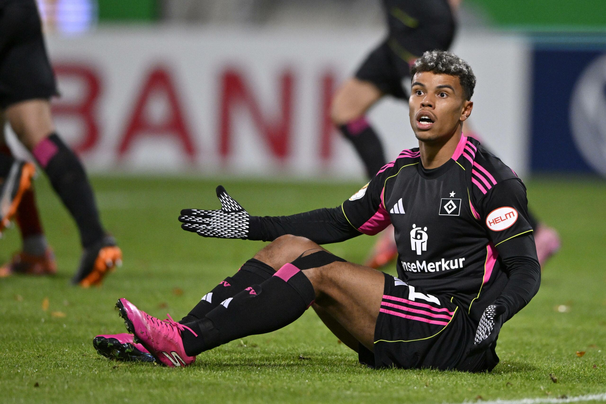 Ransford Königsdörffer sitzt am Boden und schaut verständnislos