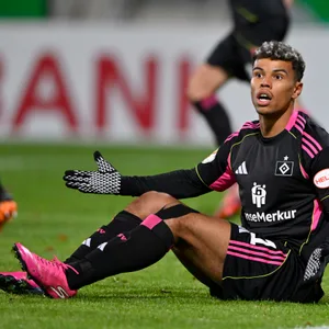 Ransford Königsdörffer sitzt am Boden und schaut verständnislos