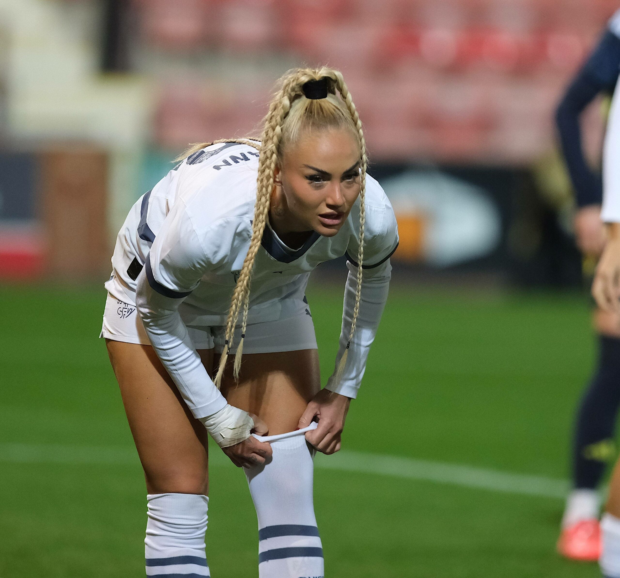 Alisha Lehmann zieht sich einen Stutzen hoch.