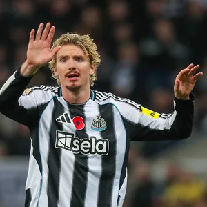 Nick Woltemade hebt die Hand