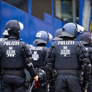 Polizisten beim Hannover-Spiel