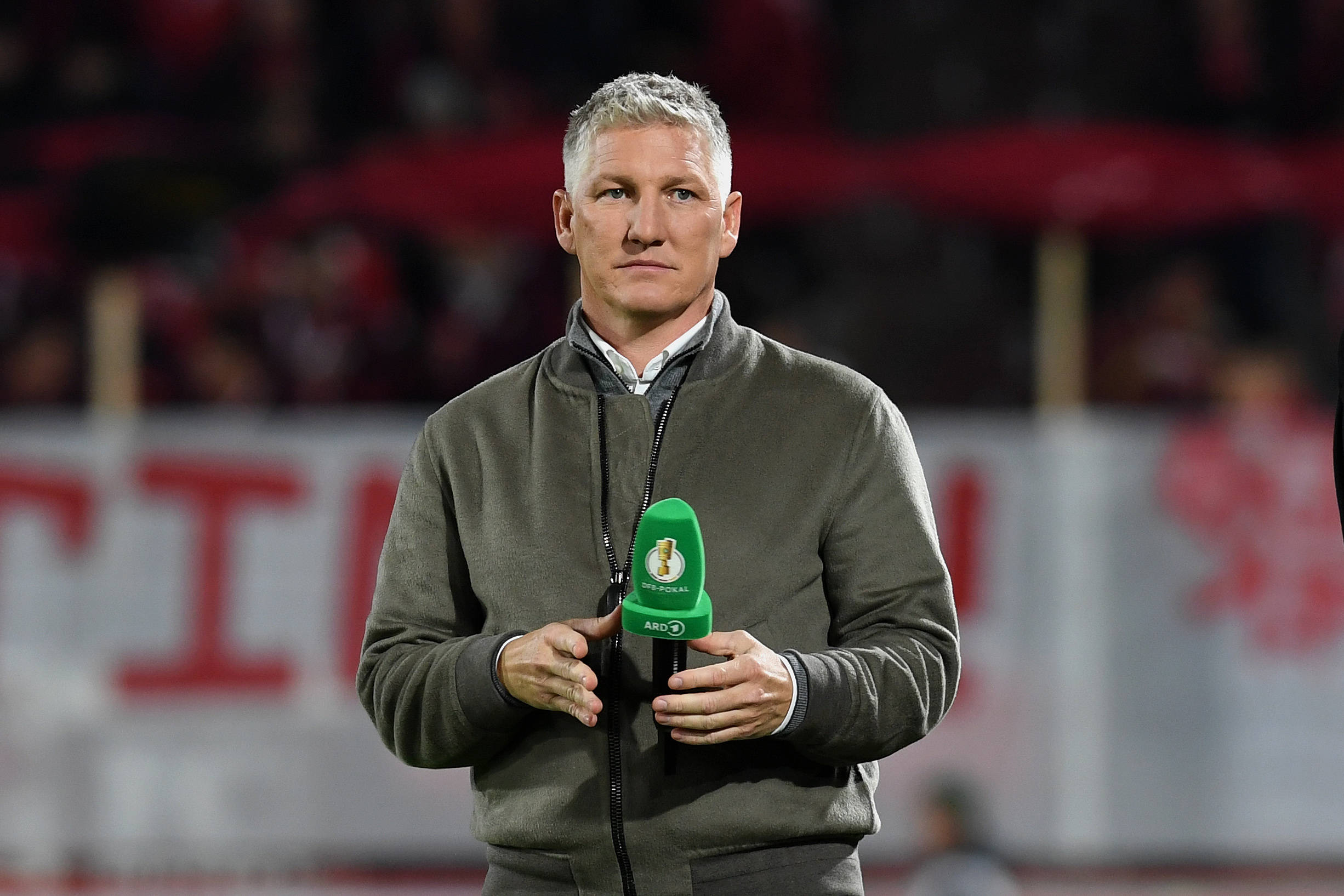Bastian Schweinsteiger schaut mit ernster Miene, während er für die ARD im DFB-Pokal als Experte tätig ist.