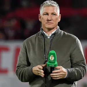 Bastian Schweinsteiger schaut mit ernster Miene, während er für die ARD im DFB-Pokal als Experte tätig ist.