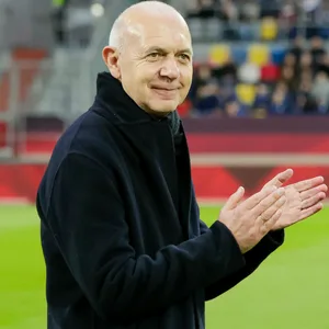 DFB-Präsident Bernd Neuendorf, lächelnd und applaudierend, im Stadion