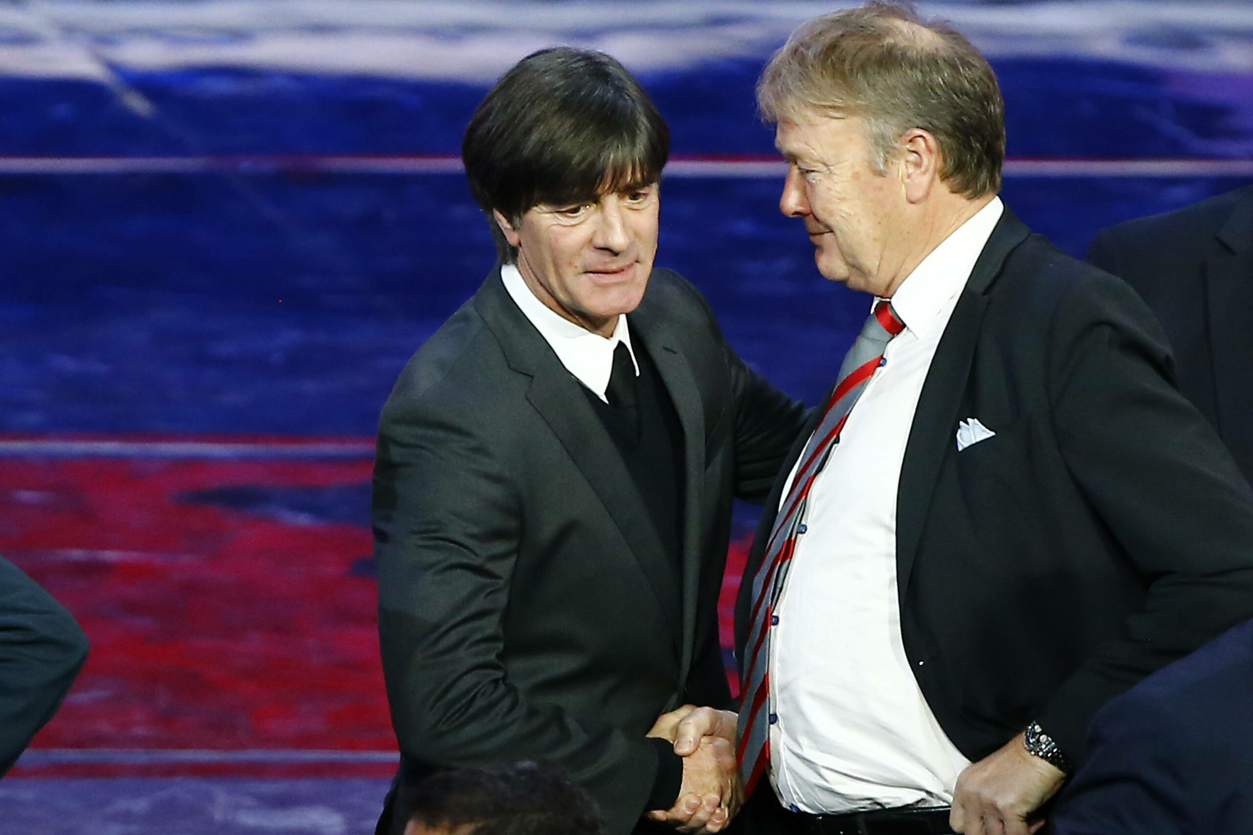 Age Hareide und Joachim Löw geben sich die Hand