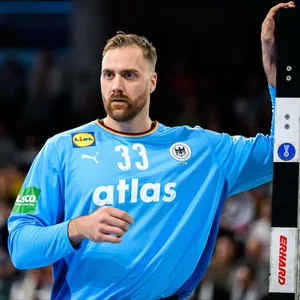Andreas Wolff greift an die Tor-Latte.