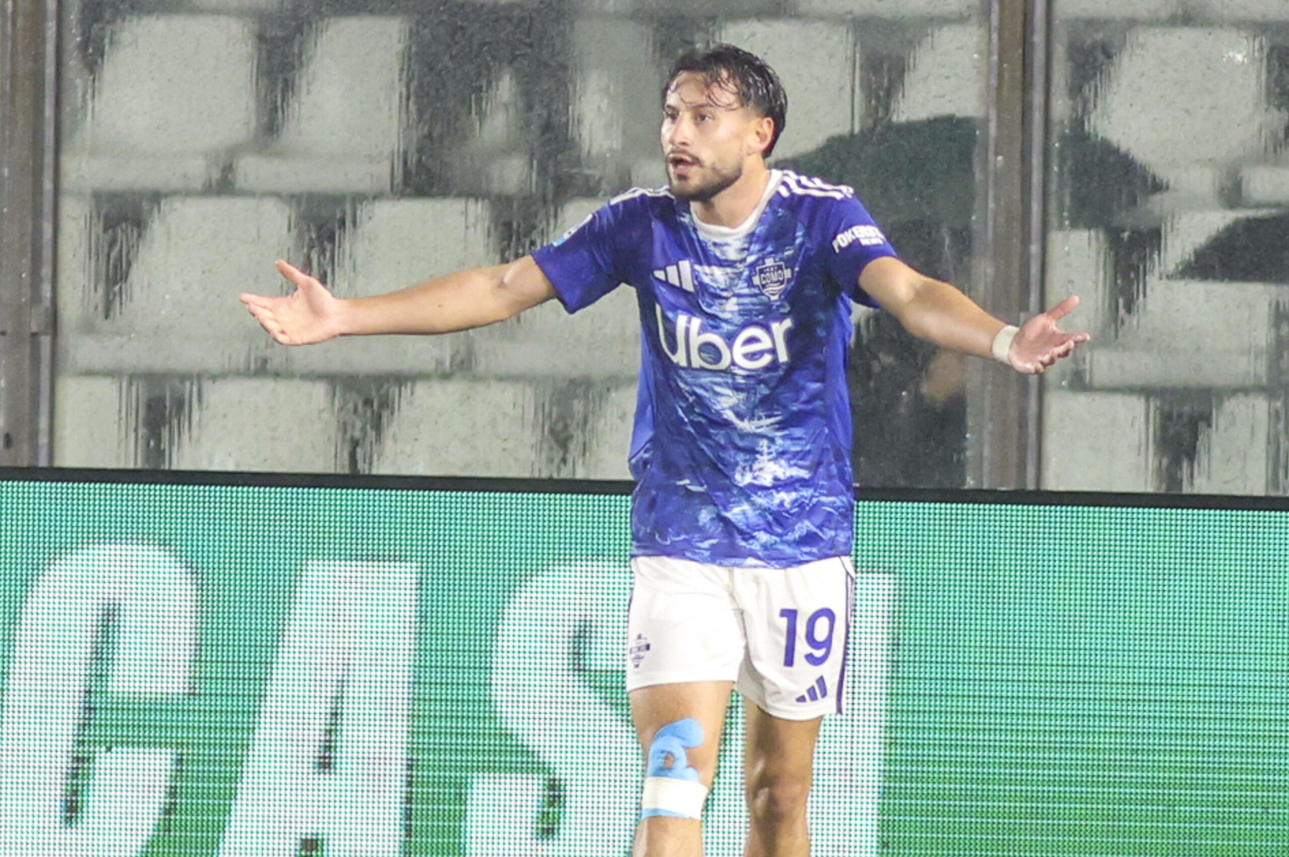 Nicolas Kühn reklamiert auf dem Spielfeld