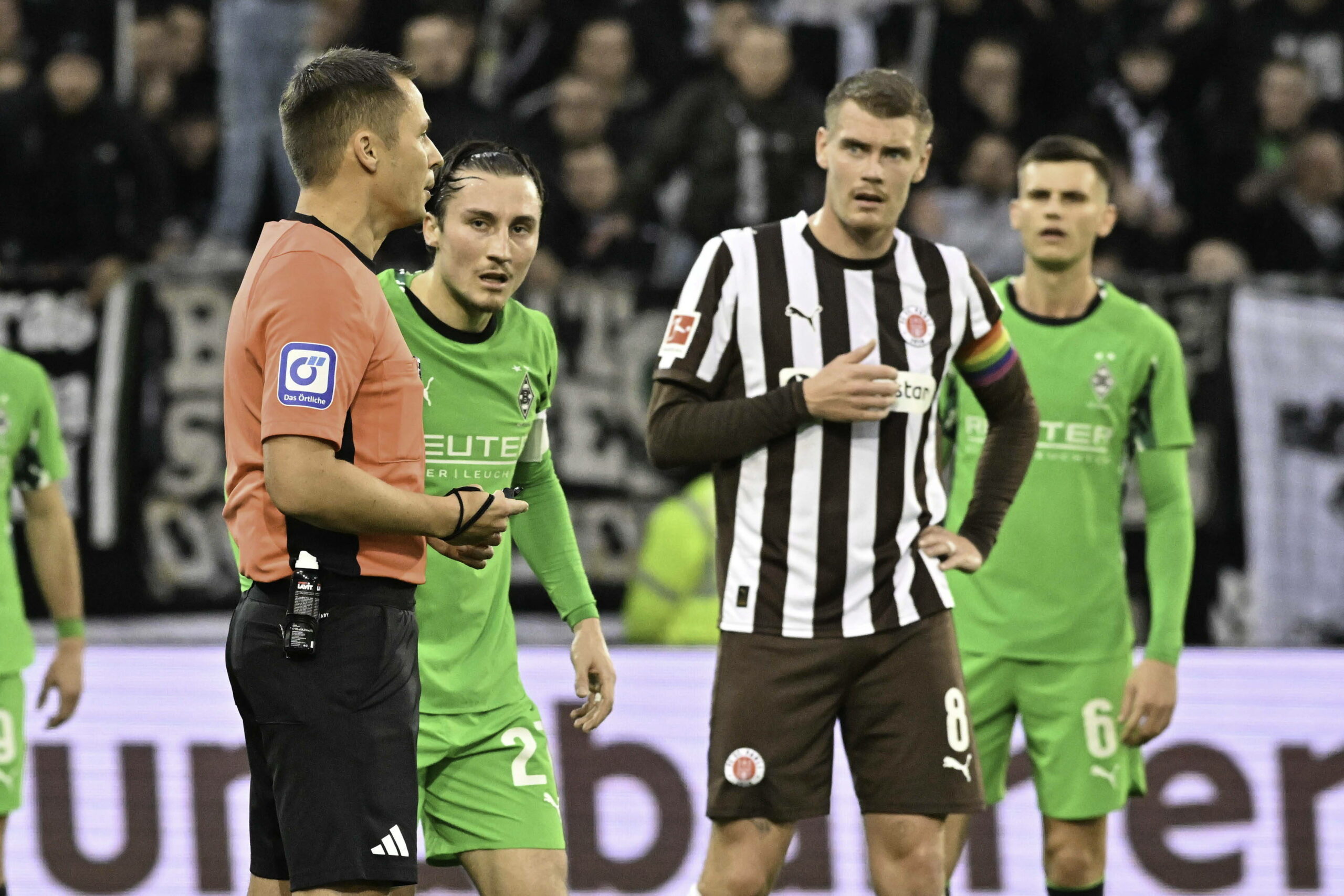 Eric Smith und Rocco Reitz schauen fragend zu Schiedsrichter Robert Hartmann