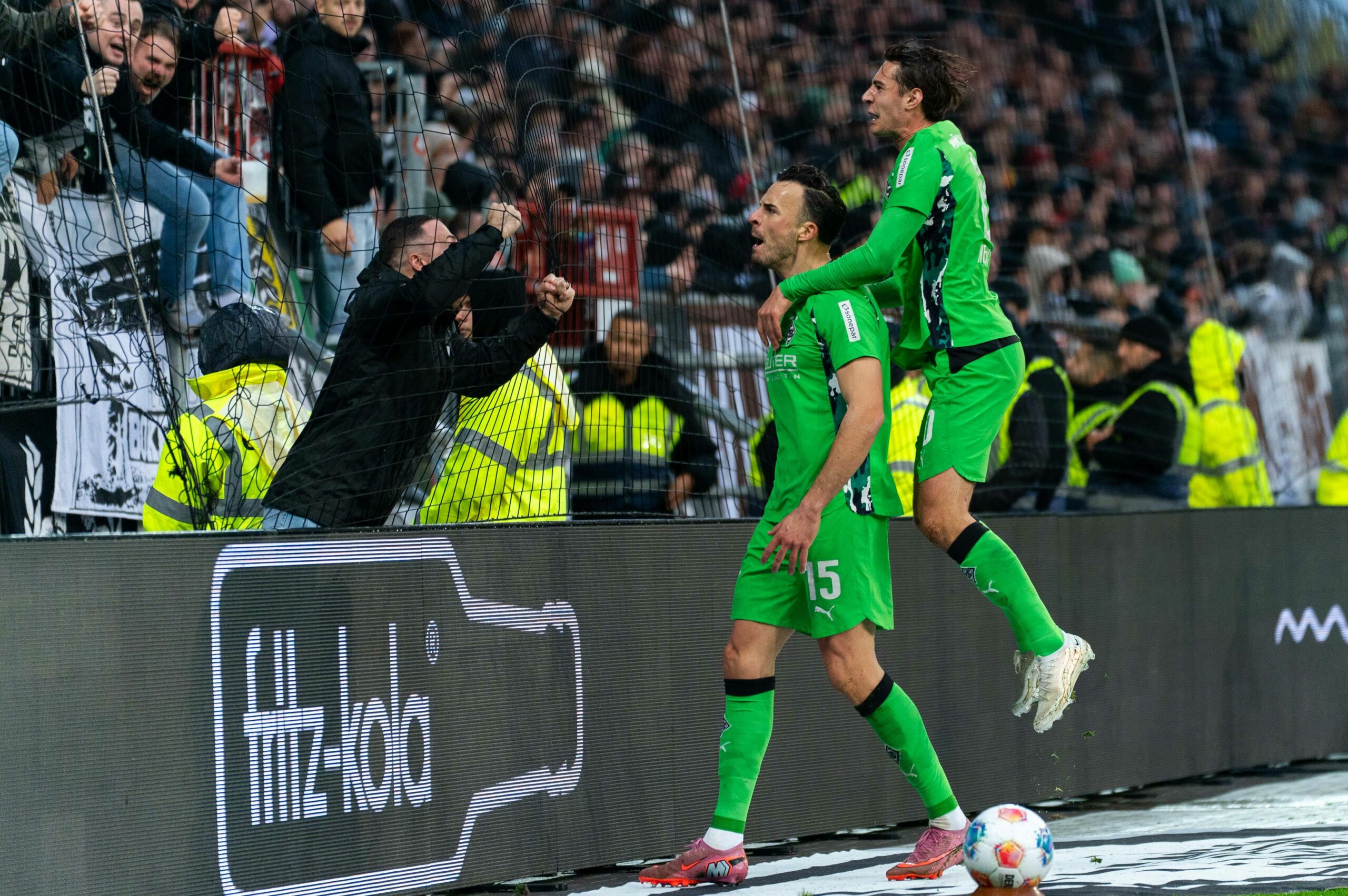 Doppelpacker Haris Tabakovic lässt sich von Florian Neuhaus feiern (r.).