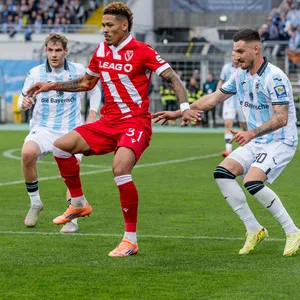 Clemens Lippmann (TSV 1860 München, l.), Justin Butler (FC Energie Cottbus, m.) und Maximilian Wolfram (TSV 1860 München, r.) schauen auf den Ball