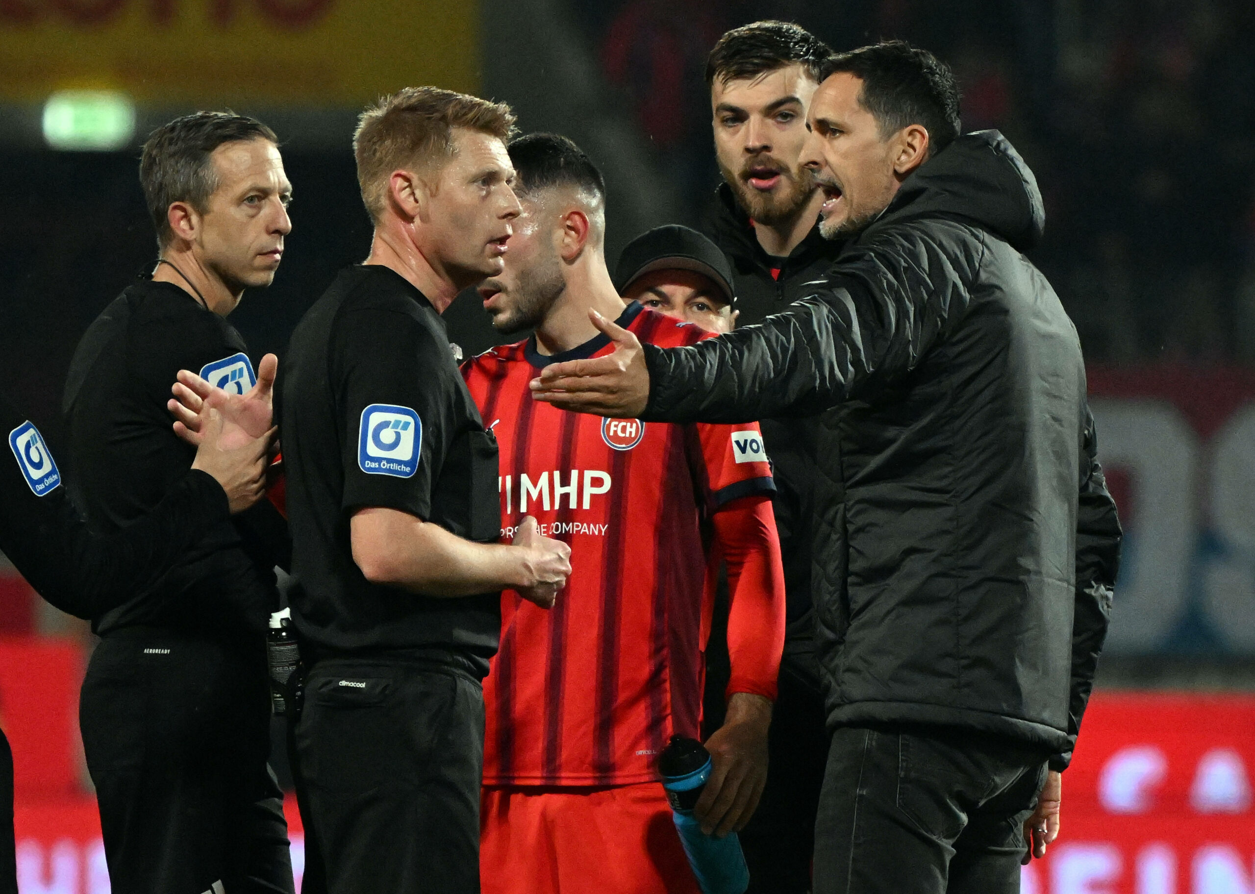 Schiedsrichter Christian Dingert (zweiter von links) und Eintracht-Trainer Dino Toppmöller (rechts) diskutieren nach dem Spiel