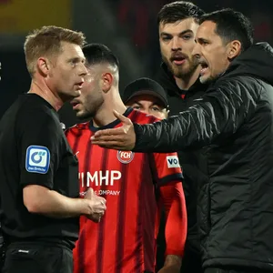 Schiedsrichter Christian Dingert (zweiter von links) und Eintracht-Trainer Dino Toppmöller (rechts) diskutieren nach dem Spiel
