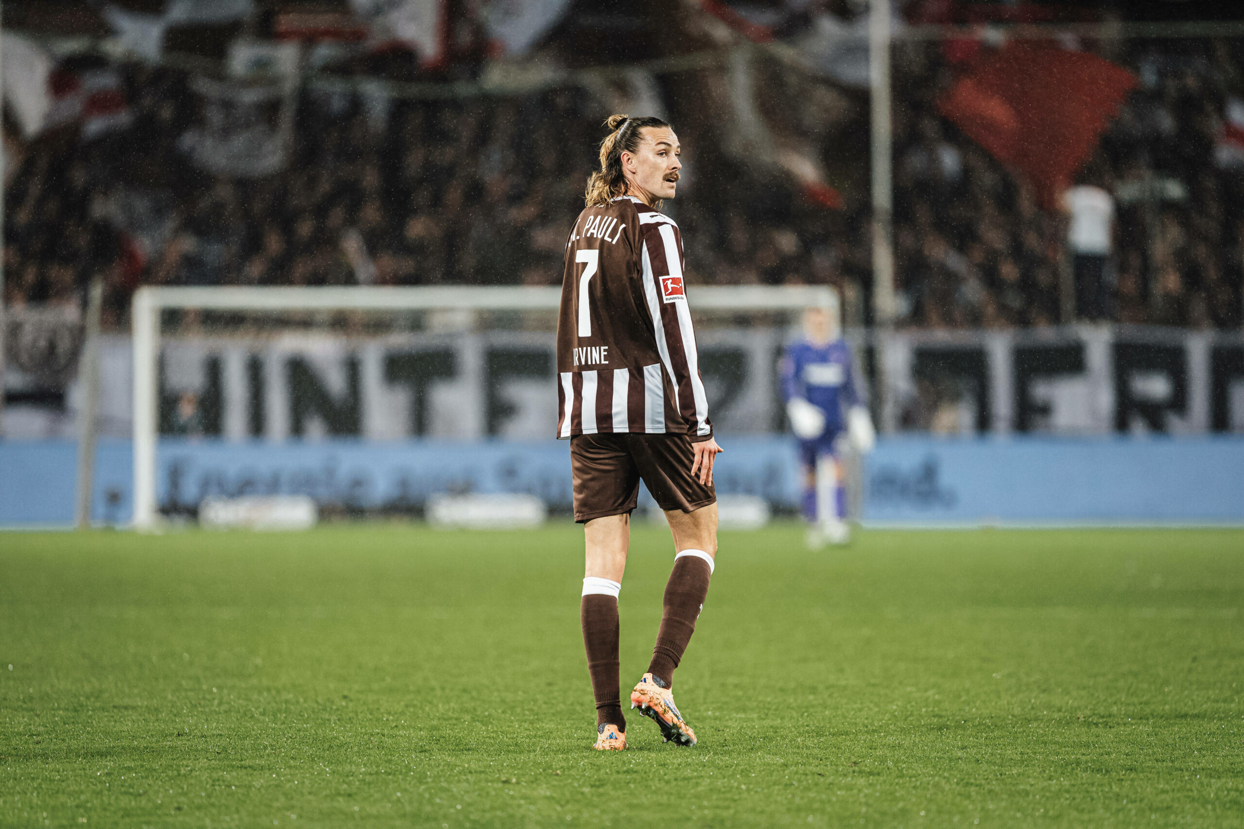 Jackson Irvine schaut nachdenklich über seine eigene Schulter