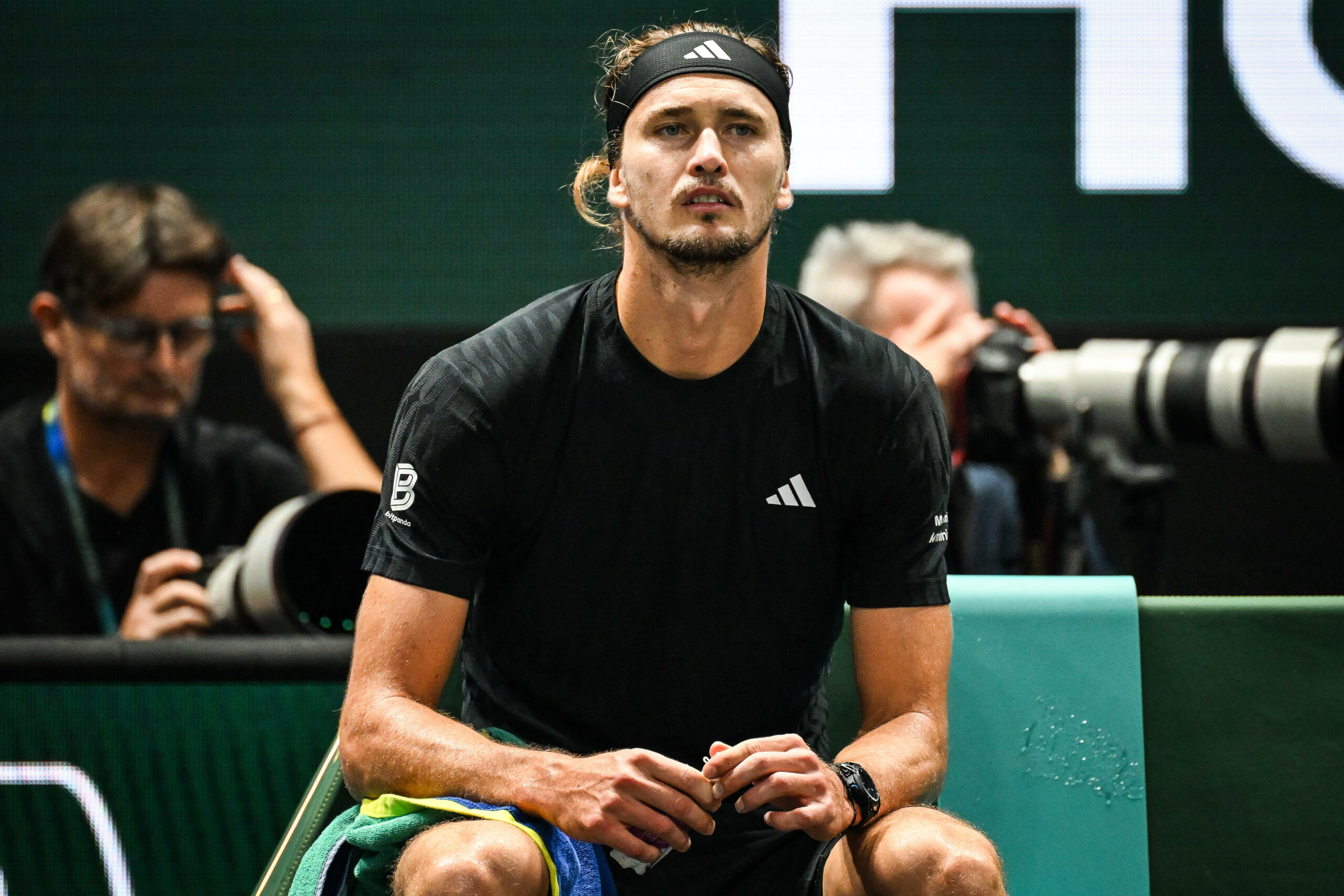 Alexander Zverev sitzt enttäuscht auf einer Bank