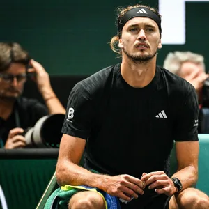 Alexander Zverev sitzt enttäuscht auf einer Bank