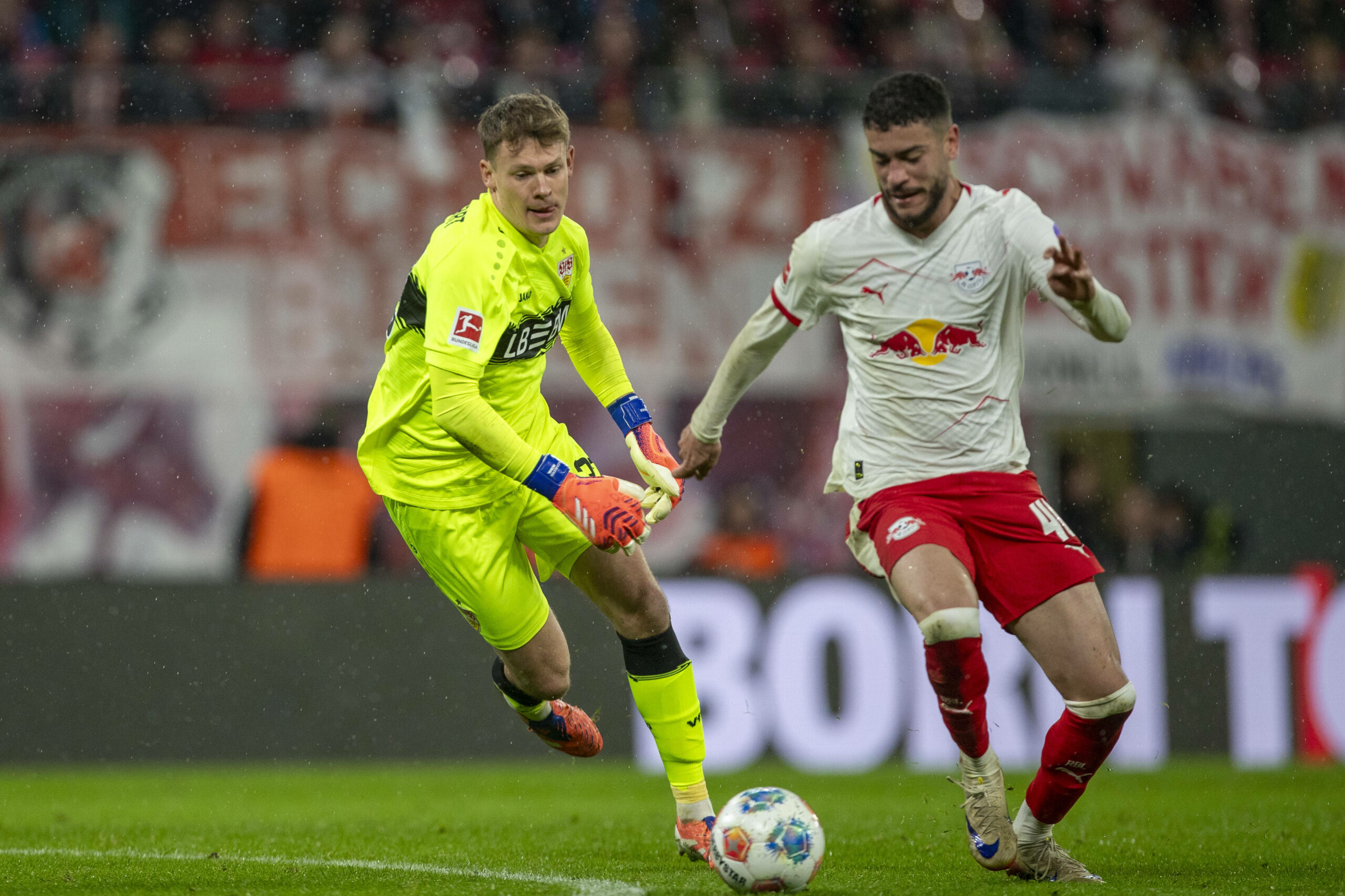 VFB-Torwart Alexander Nübel (l.) schaut RB-Stürmer Romulo (r.) hinterher, dieser läuft nach Nübels Fehler alleine auf das leere Tor zu