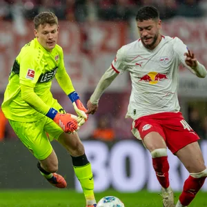 VFB-Torwart Alexander Nübel (l.) schaut RB-Stürmer Romulo (r.) hinterher, dieser läuft nach Nübels Fehler alleine auf das leere Tor zu