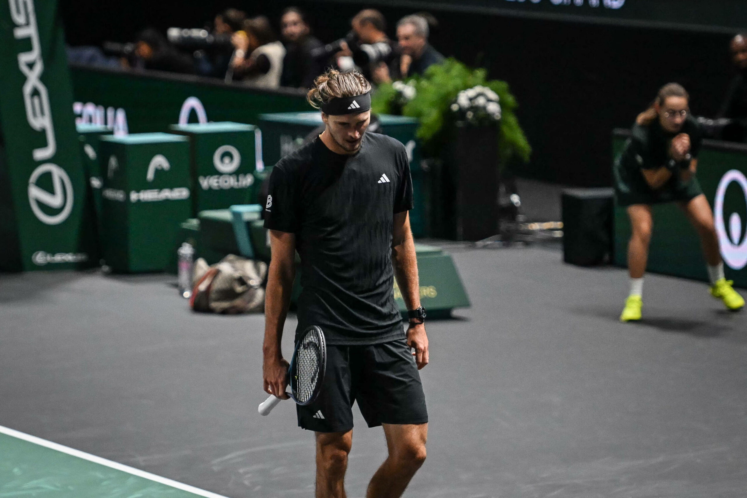 Alexander Zverev mit gesenktem Kopf beim ATP-Masters in Paris