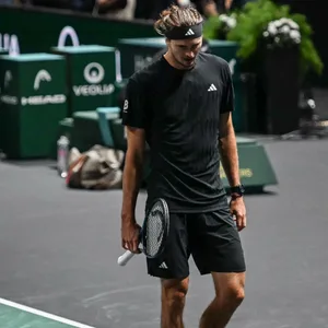 Alexander Zverev mit gesenktem Kopf beim ATP-Masters in Paris