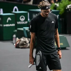 Ein nachdenklicher Alex Zverev, im Halbfinale von Paris gegen Jannik Sinner, mit seinem Schläger in der Hand