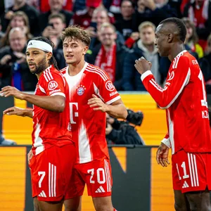 Lennart Karl, Serge Gnabry, Tom Bischof und Nicolas Jackson (v. l.), durften alle in der Startelf ran, jubeln über das 1:0 gegen Bayer Leverkusen