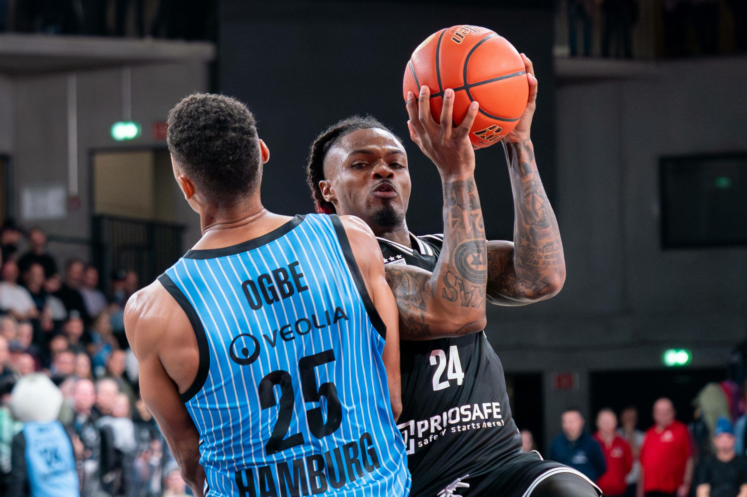 Kenneth Ogbe (l.) im Zweikampf mit Cobe Williams