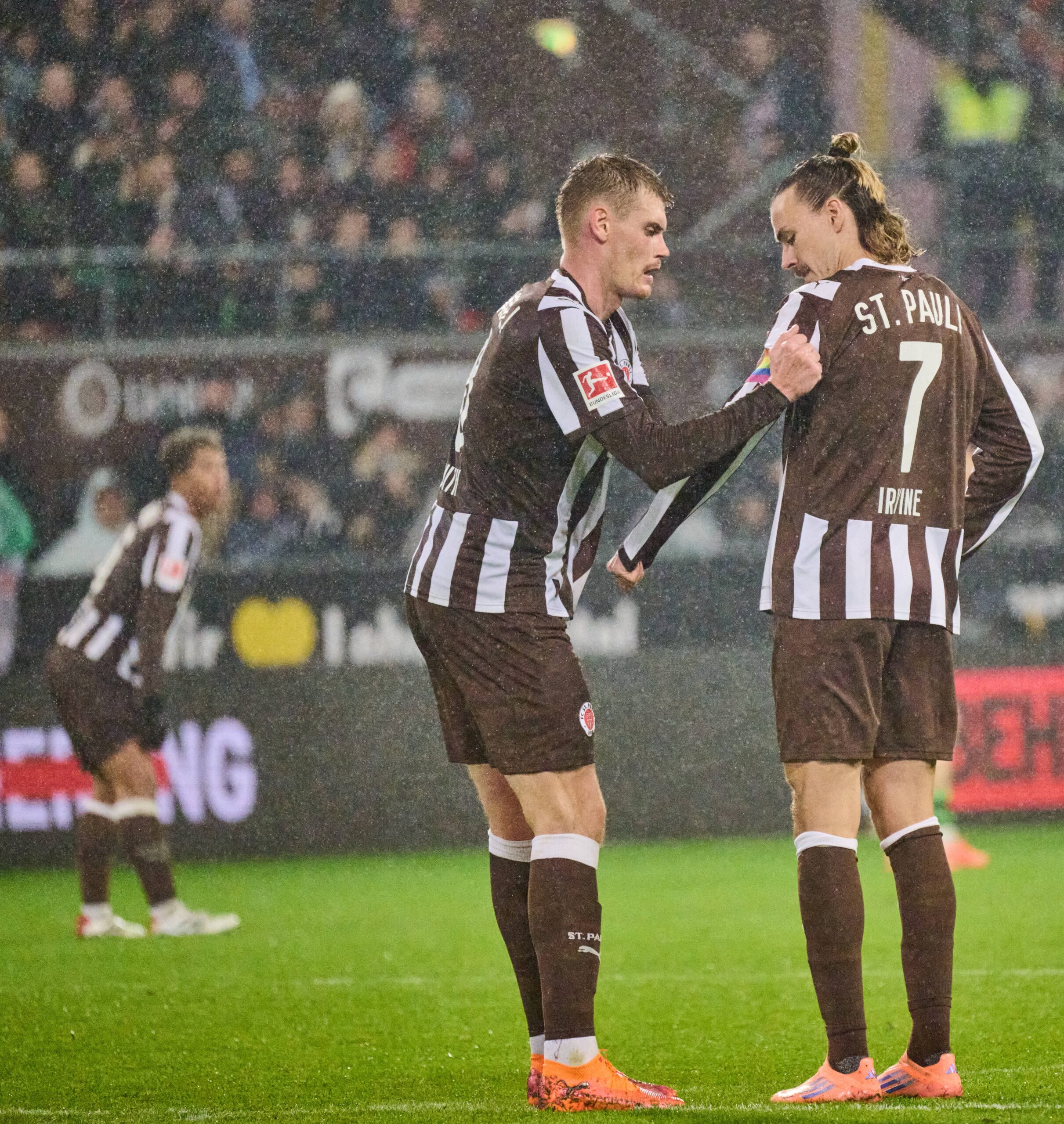 Eric Smith streift Jackson Irvine die Binde über