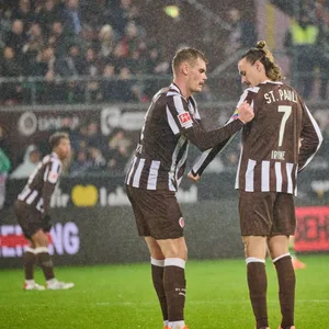 Eric Smith streift Jackson Irvine die Binde über