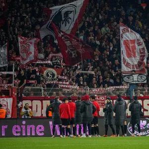 Die Fans des SC Freiburg feiern mit ihren Spielern