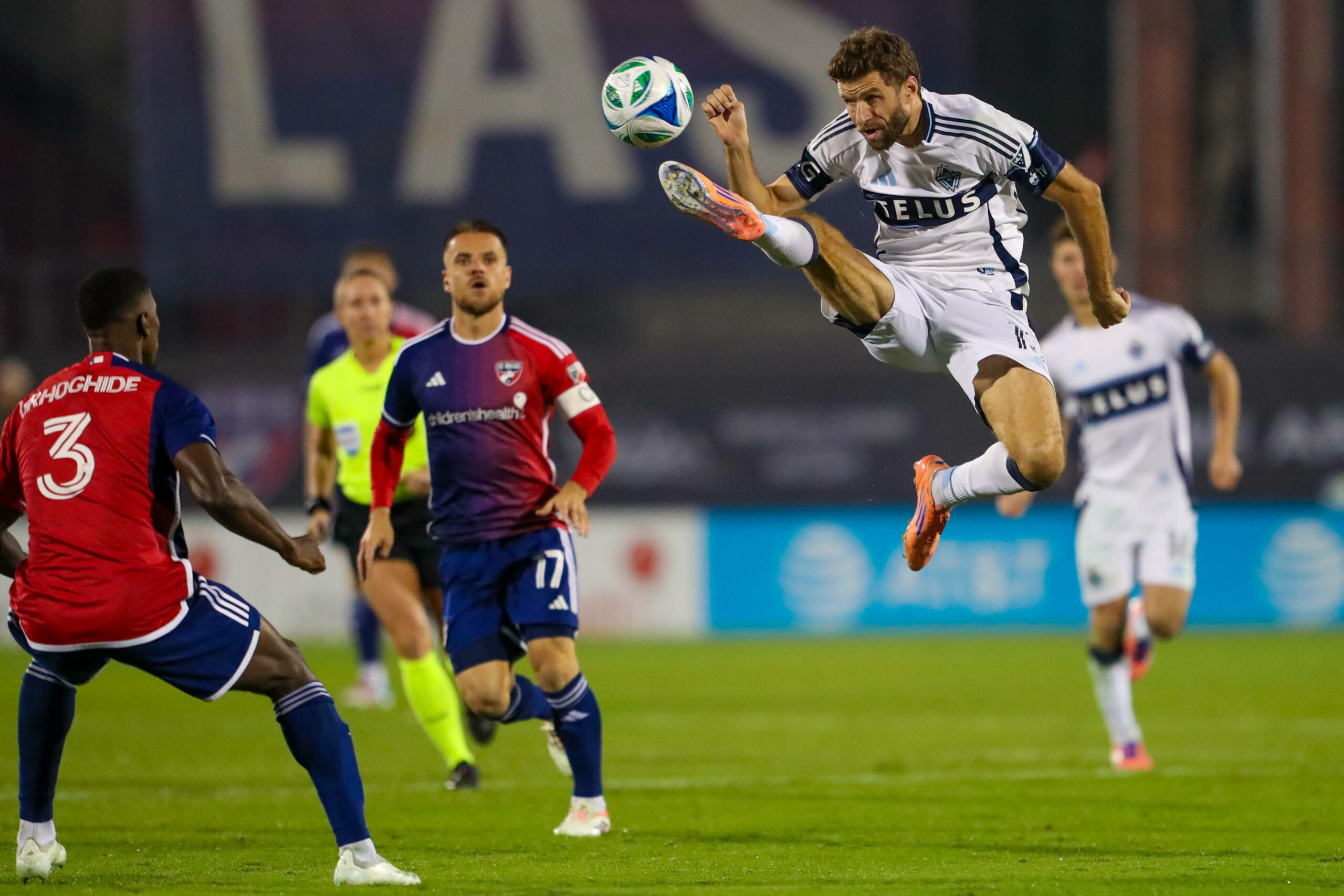 Thomas Müller (Vancouver Whitecaps) kontrolliert den Ball akrobatisch