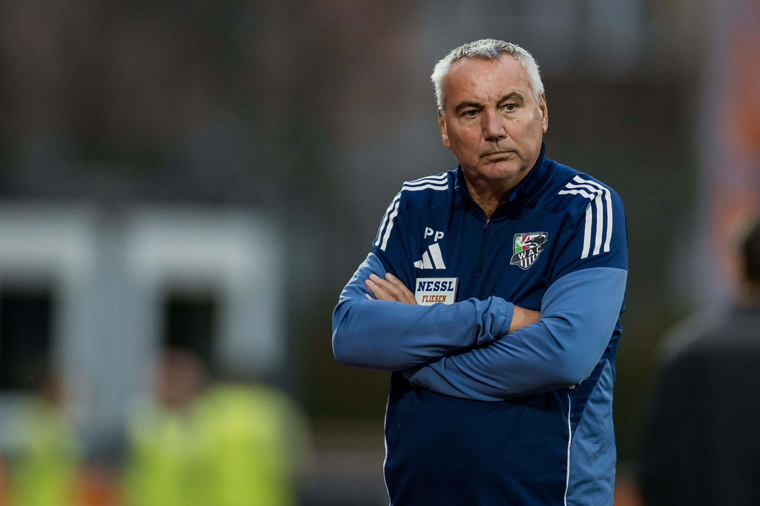 Peter Pacult Ex-Trainer vom Wolfsberger AC, steht mit verschränkten Armen am Spielfeldrand