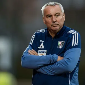 Peter Pacult Ex-Trainer vom Wolfsberger AC, steht mit verschränkten Armen am Spielfeldrand