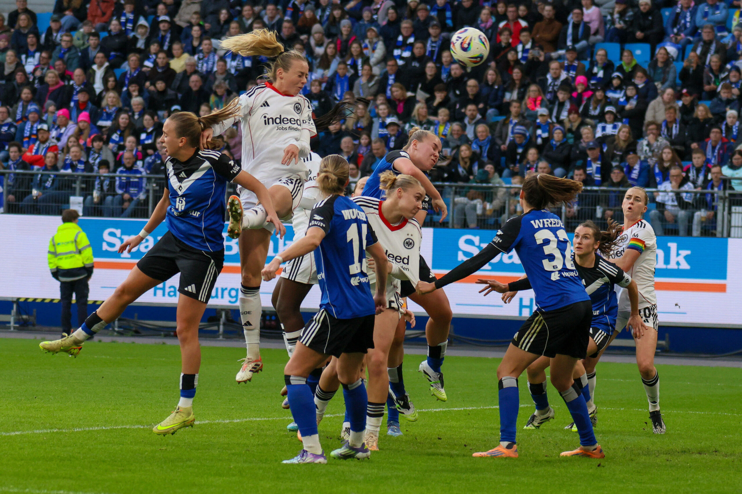 Amanda Ilestedt köpft das 1:0 für Frankfurt.