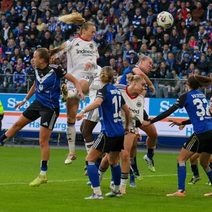 Amanda Ilestedt köpft das 1:0 für Frankfurt.